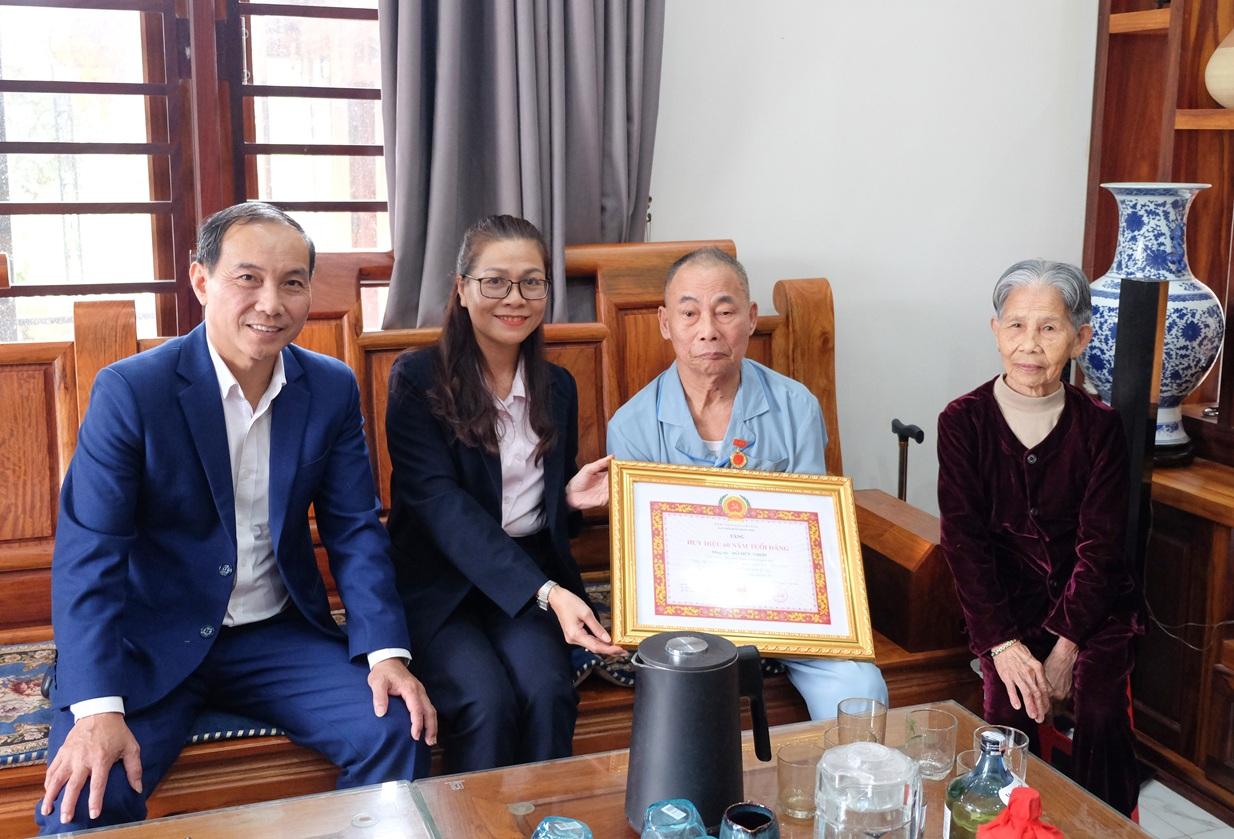 Đảng ủy xã Vĩnh Thủy trao Huy hiệu Đảng đợt 3/2 cho các đảng viên cao tuổi, sức khỏe yếu