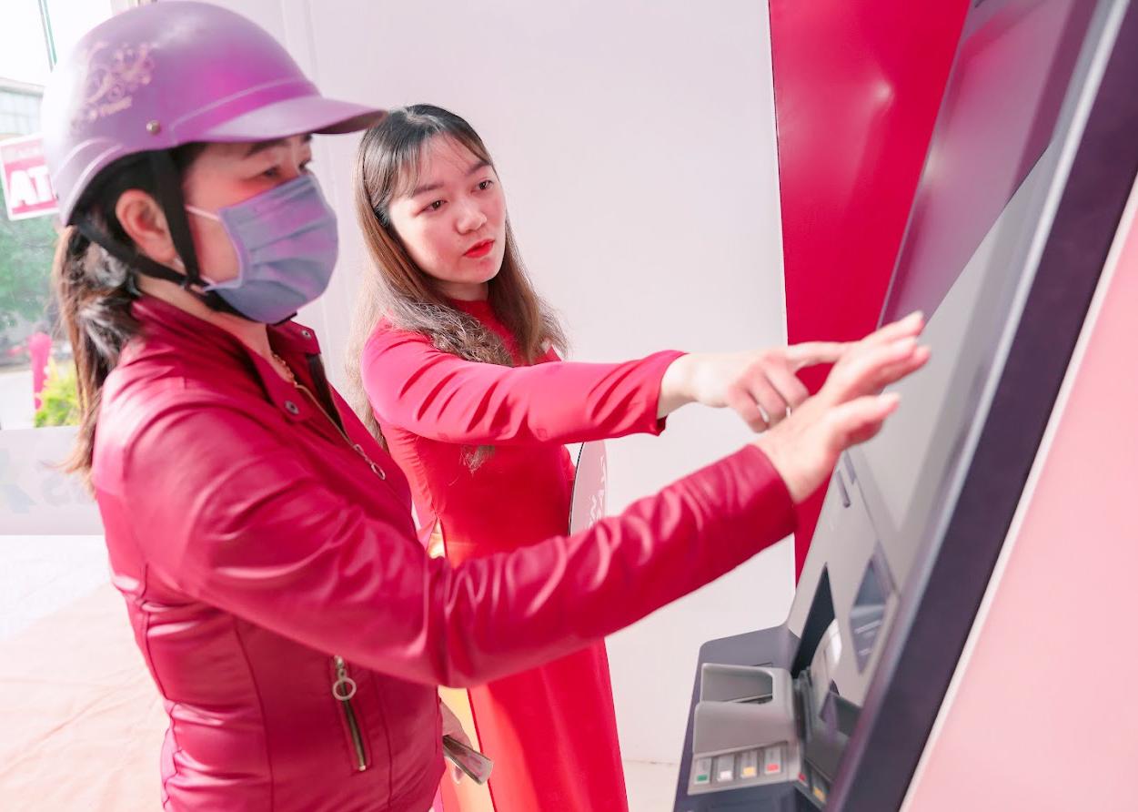 Xã Vĩnh Thủy đạt 65,7% chi trả trợ cấp người có công không dùng tiền mặt