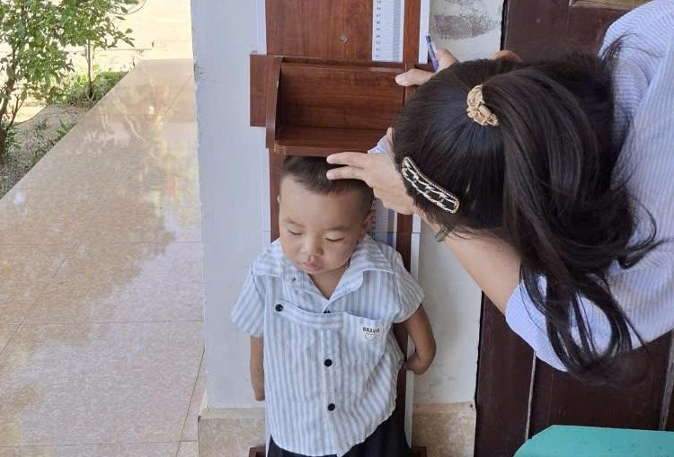 Trạm Y tế xã Vĩnh Thủy cân đo, tẩy giun cho trẻ em trên địa bàn