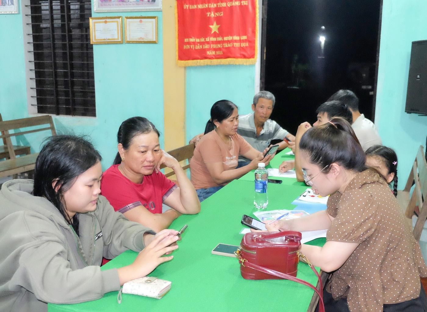 Xã Vĩnh Thuỷ ra quân hỗ trợ người dân thực hiện các nhiệm vụ Đề án 06