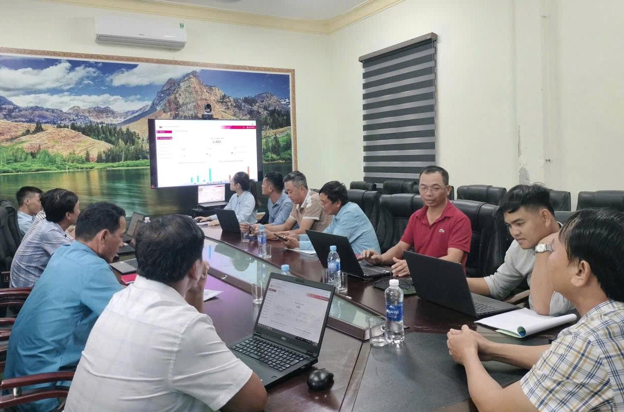 Văn phòng Đảng ủy xã Vĩnh Thủy hướng dẫn chi bộ dùng Sổ tay đảng viên điện tử
