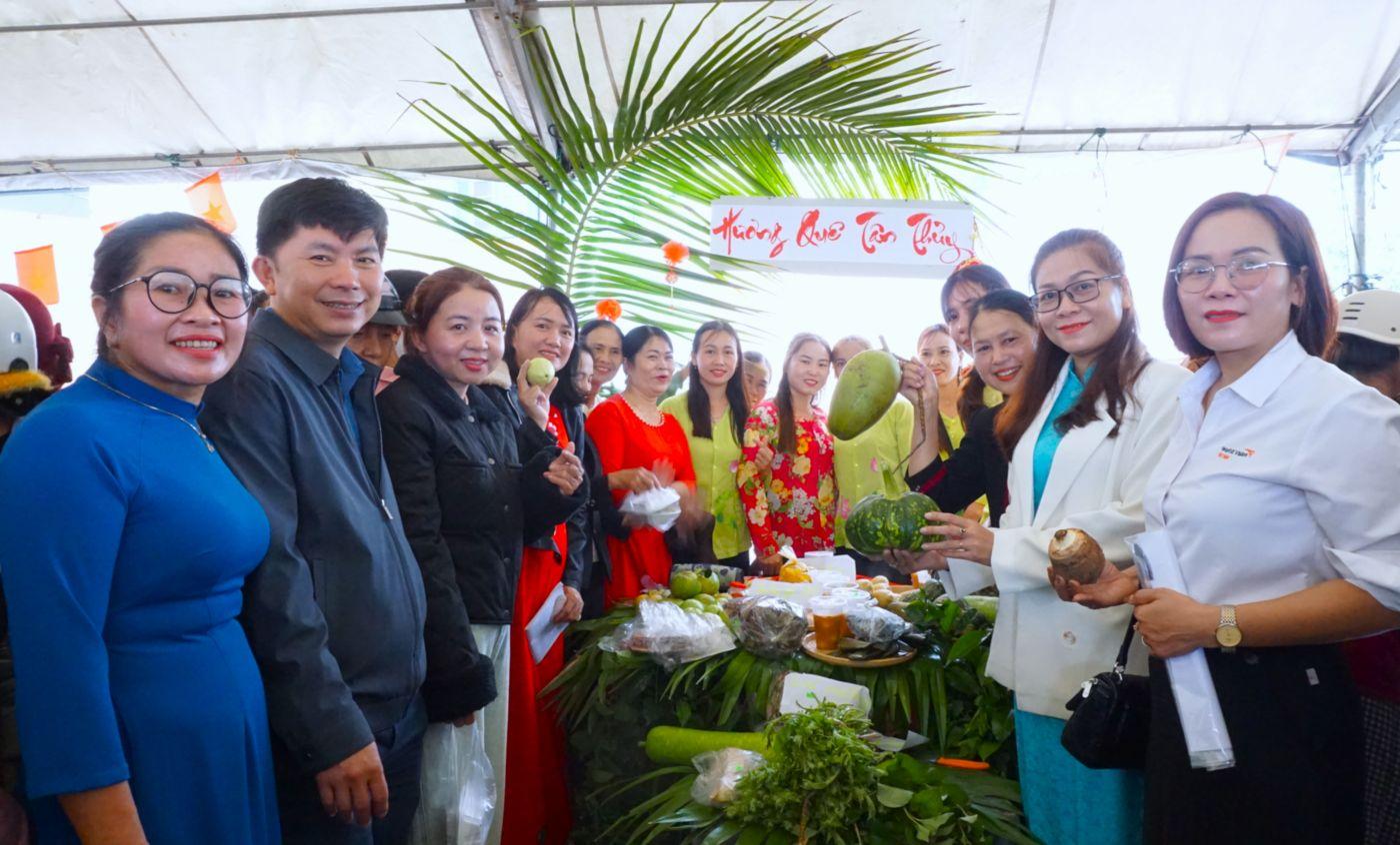 Hội LHPN xã Vĩnh Thuỷ tổ chức Hội chợ Xuân chào mừng ngày Quốc tế phụ nữa 8/3