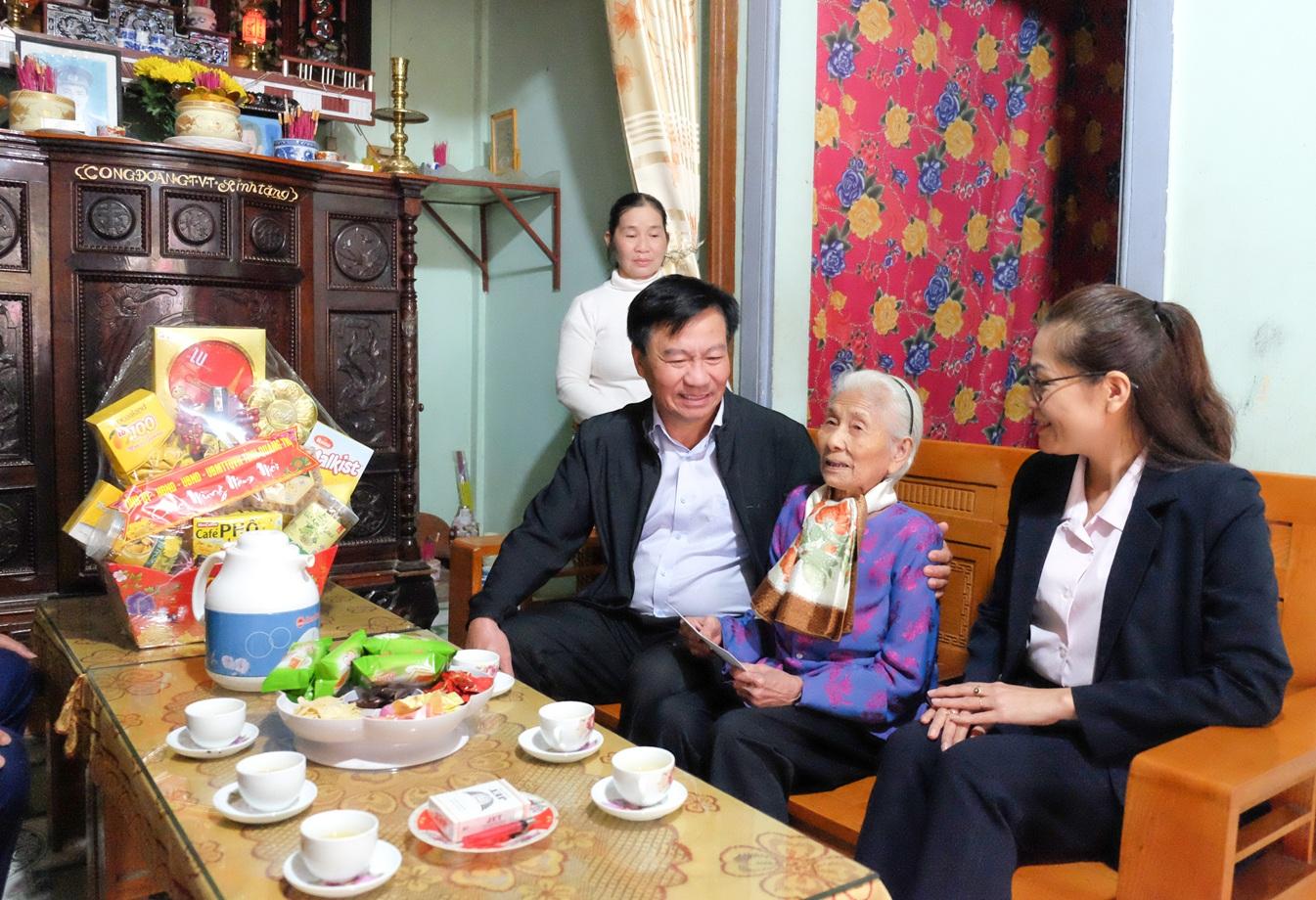 Đồng chí Đào Mạnh Hùng thăm Tết gia đình chính sách tại xã Vĩnh Thủy