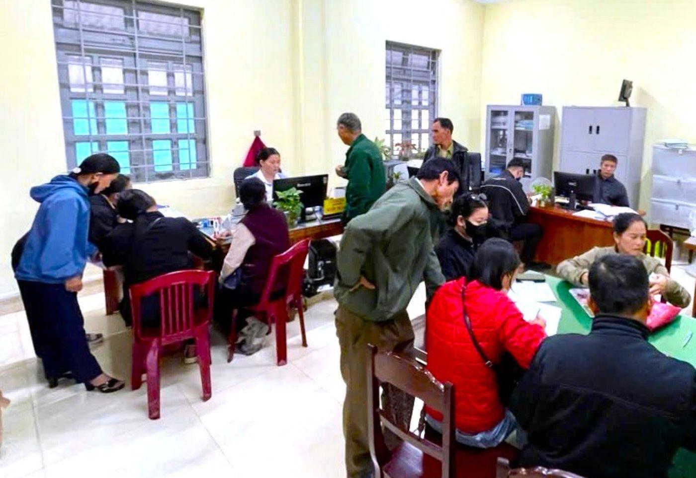 Xã Vĩnh Thủy tiếp tục đẩy mạnh chi trả trợ cấp qua tài khoản, góp phần thúc đẩy chuyển đổi số