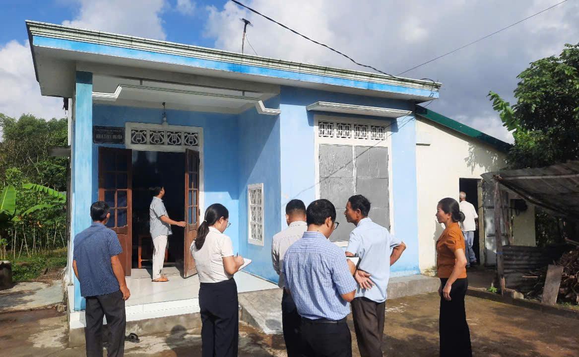 Ban Văn hóa – Xã hội HĐND xã Vĩnh Thủy khảo sát công tác xây mới, sửa chữa nhà ở cho người có công, hộ nghèo, cận nghèo trên địa bàn xã.